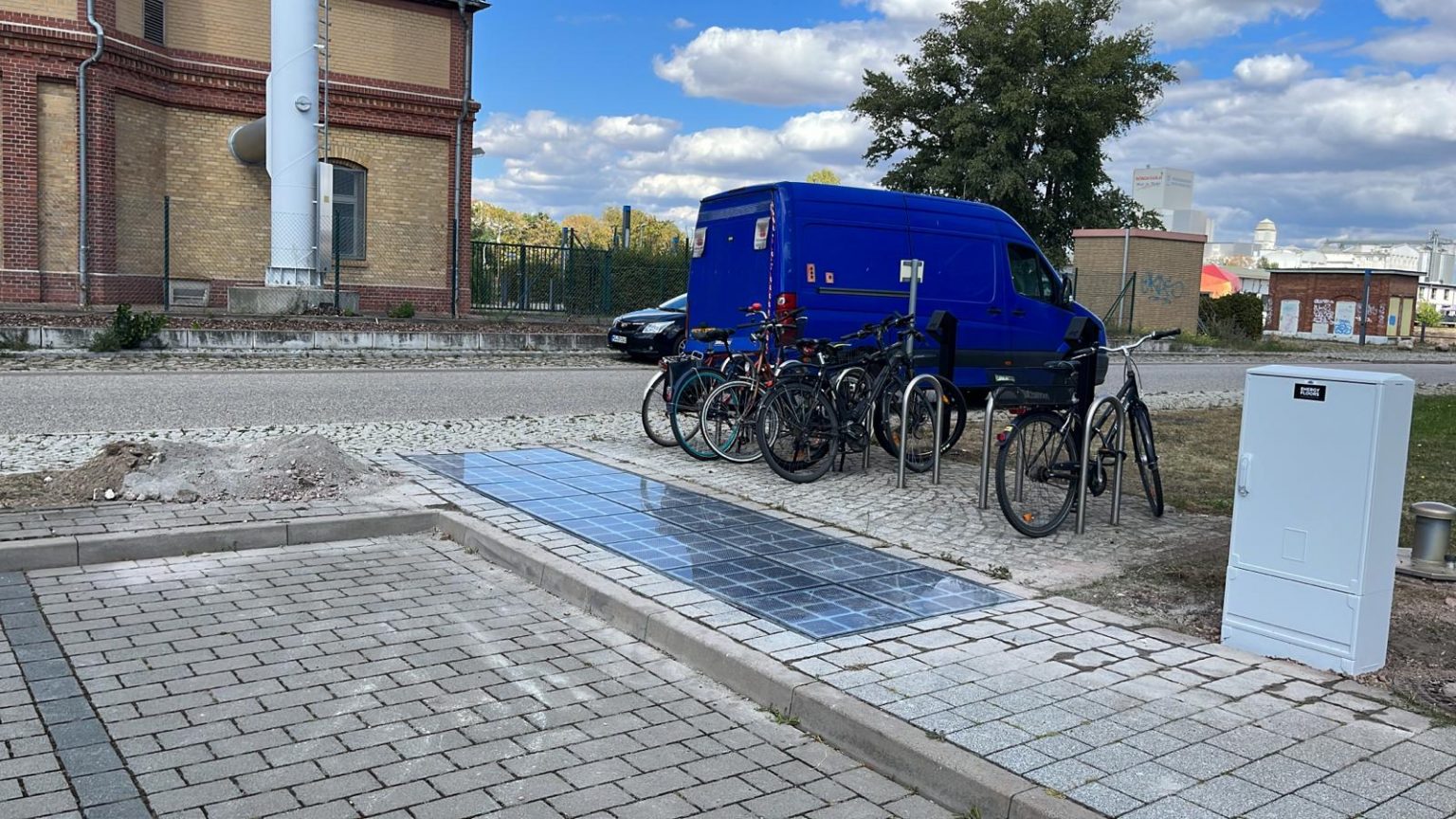 Solar walkway for charging e-bikes at Fraunhofer